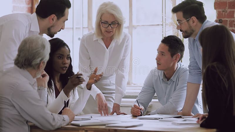 Donna manager di mezza età che tiene riunioni di brainstorming con dirigenti. video d archivio