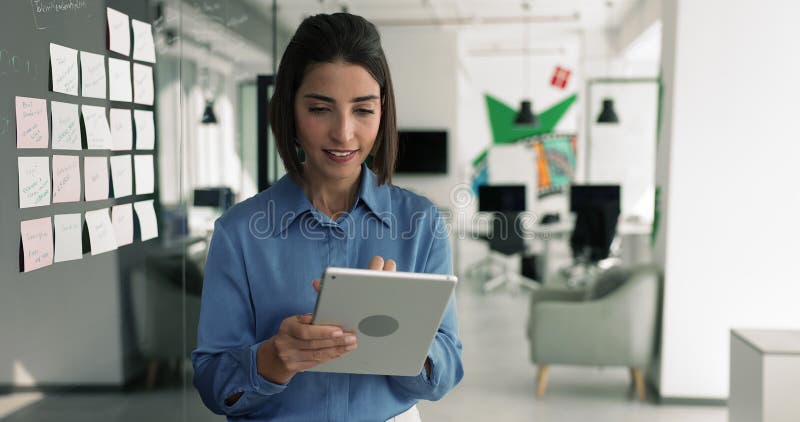 Donna manager impegnata che digita sul tablet sulla tavola dello schermo di Kanban archivi video