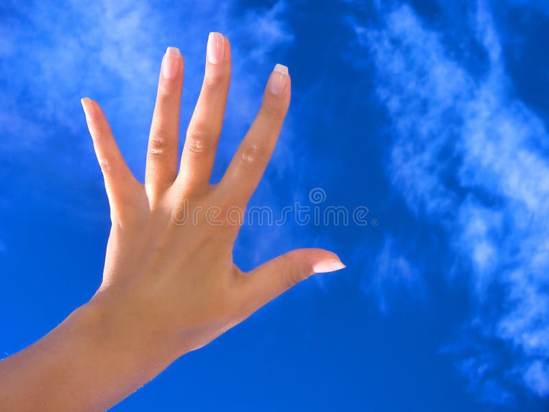 Donna/mano su cielo blu fotografia stock libera da diritti Donna/mano su cielo blu fotografia stock libera da diritti