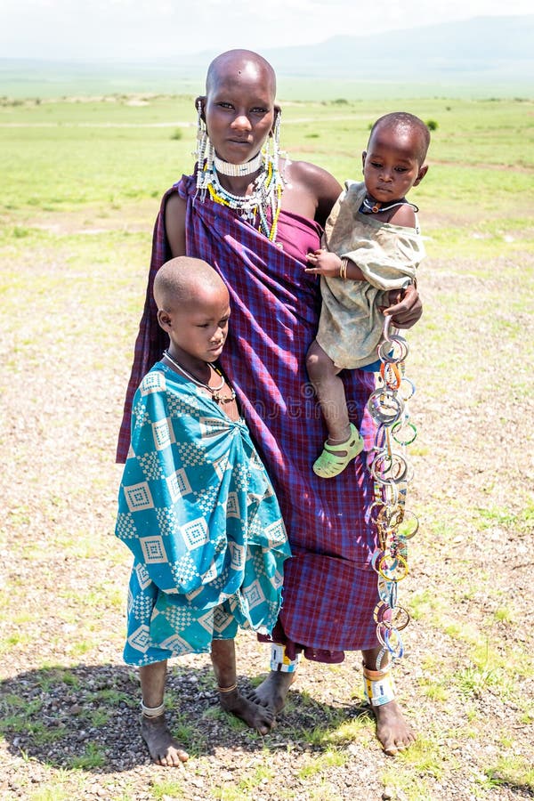 Donna masai con i suoi bambini fotografia stock libera da diritti Donna masai con i suoi bambini fotografia stock libera da diritti