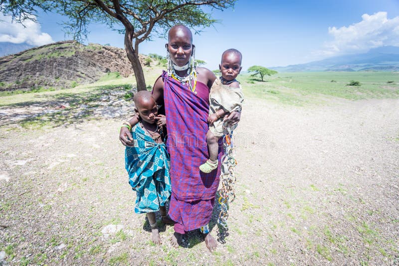 Donna masai con i suoi bambini fotografie stock Donna masai con i suoi bambini fotografie stock