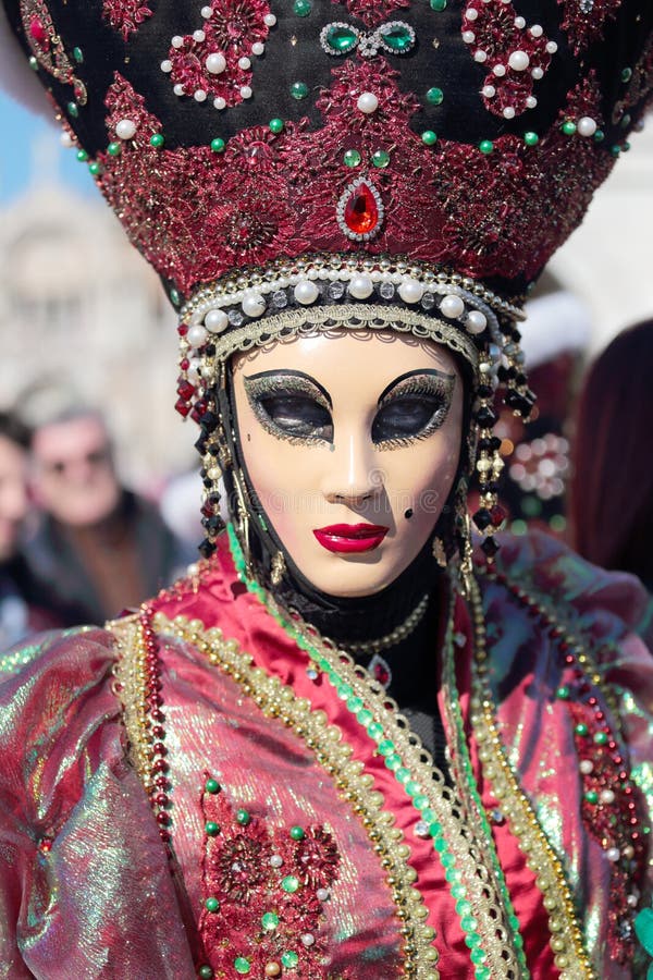 Donna Mascherata Con Il Cappello Appariscente Al Carnevale ...
