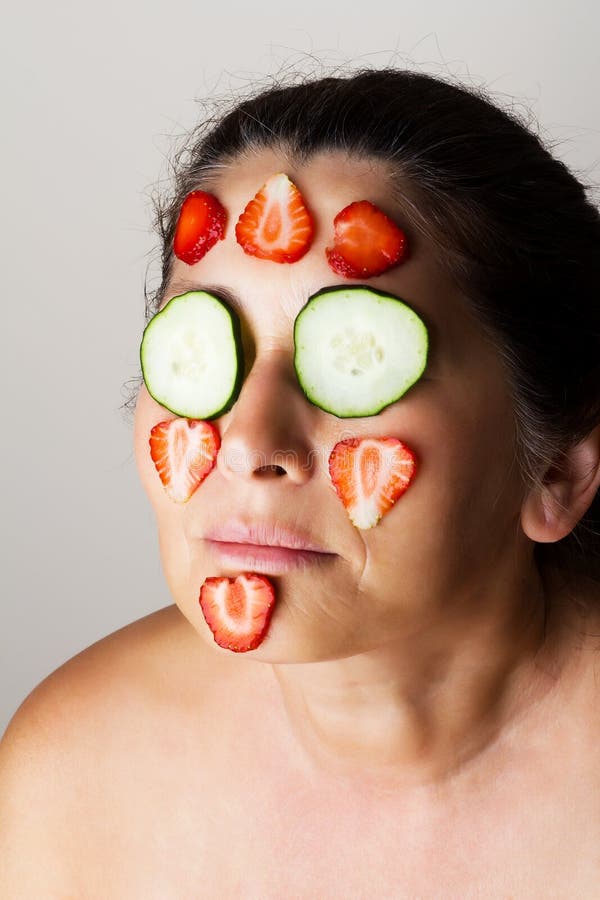 Donna matura che fa maschera cosmetica immagini stock libere da diritti Donna matura che fa maschera cosmetica immagini stock libere da diritti