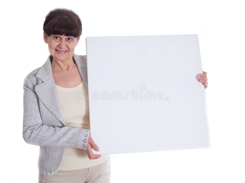 Donna matura che si appoggia insegna bianca Ritratto contro di fondo bianco immagine stock libera da diritti Donna matura che si appoggia insegna bianca Ritratto contro di fondo bianco immagine stock libera da diritti