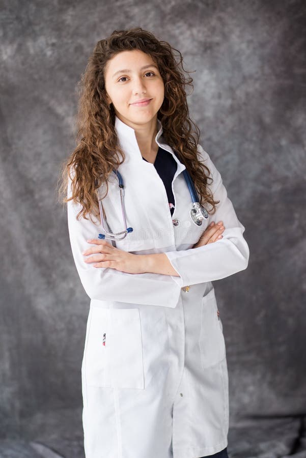 Donna medica di medico del medico su fondo grigio fotografia stock Donna medica di medico del medico su fondo grigio fotografia stock