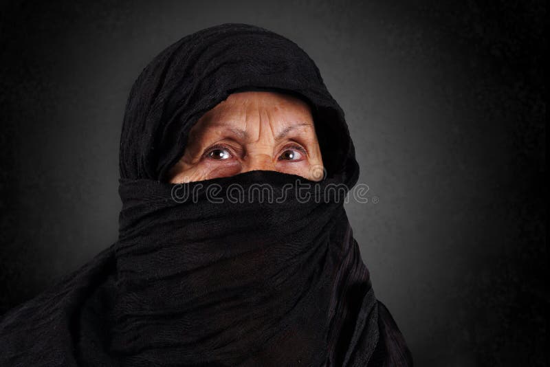 Donna musulmana senior con hijab nero immagini stock Donna musulmana senior con hijab nero immagini stock