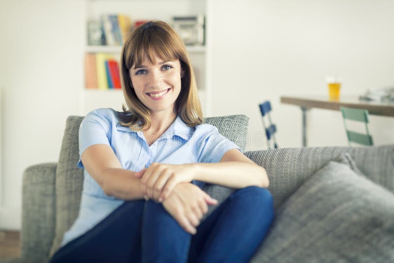 Donna naturale di trenta anni messa nella casa moderna sguardo della macchina fotografica fotografia stock libera da diritti Donna naturale di trenta anni messa nella casa moderna sguardo della macchina fotografica fotografia stock libera da diritti