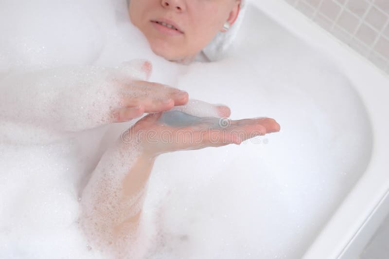 Donna nel bagno immagini stock libere da diritti Donna nel bagno immagini stock libere da diritti