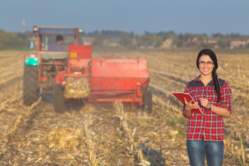 Donna nel campo fotografia stock libera da diritti Donna nel campo fotografia stock libera da diritti
