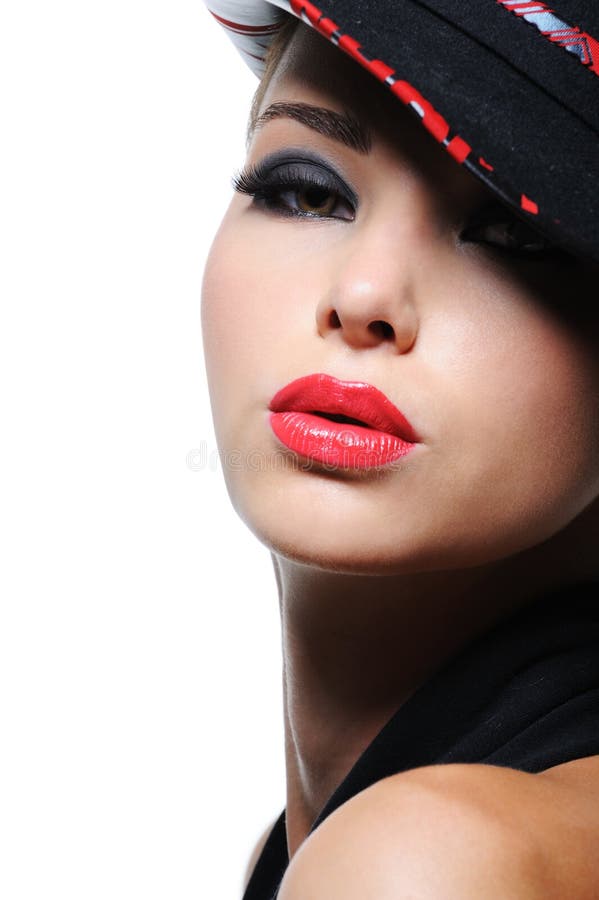 Donna nel cappello di modo con gli orli rossi luminosi fotografie stock libere da diritti Donna nel cappello di modo con gli orli rossi luminosi fotografie stock libere da diritti