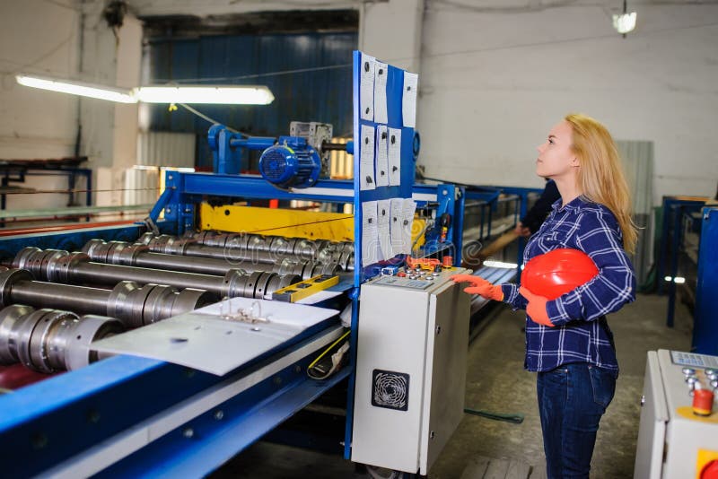Donna nel lavoro rosso del casco di sicurezza come lavoratore dell'industria fotografia stock Donna nel lavoro rosso del casco di sicurezza come lavoratore dell'industria fotografia stock