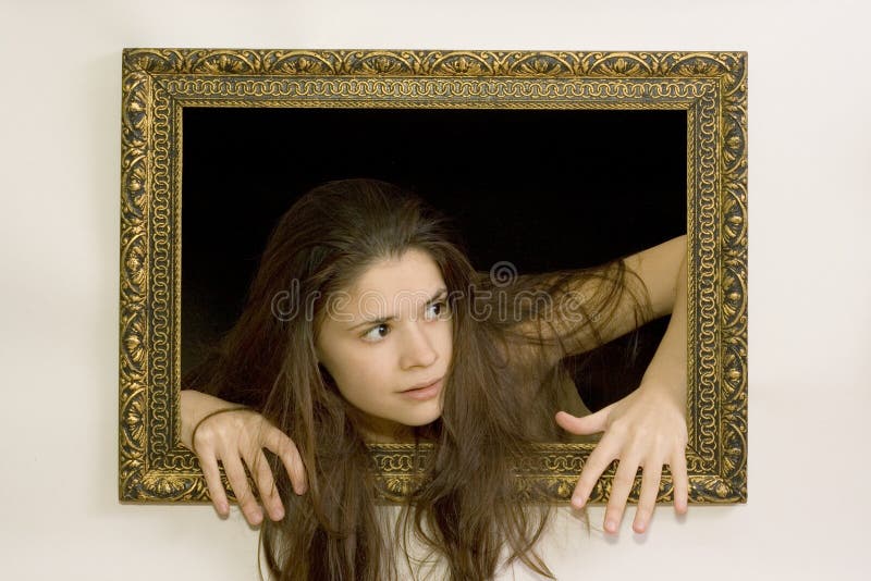 Donna nel telaio della pittura immagine stock libera da diritti Donna nel telaio della pittura immagine stock libera da diritti