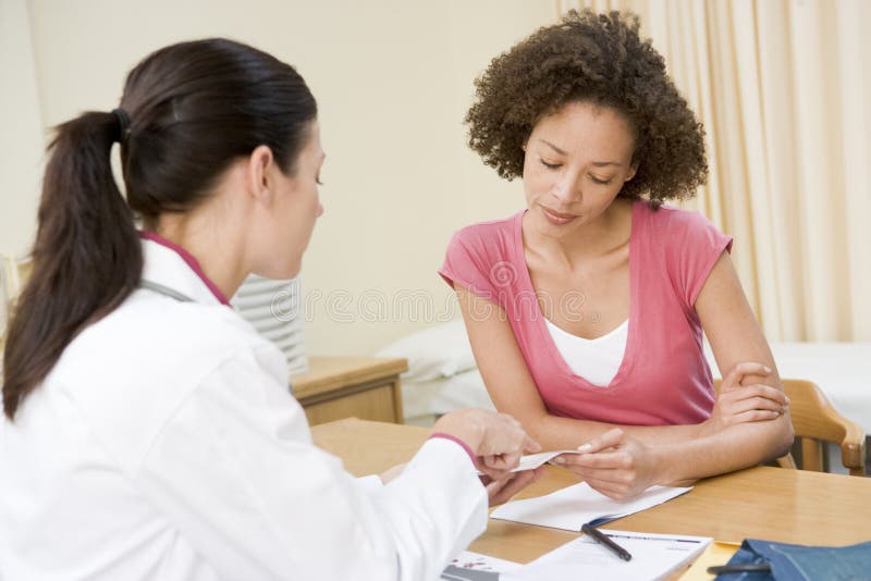 Donna nell'ufficio del medico immagini stock libere da diritti Donna nell'ufficio del medico immagini stock libere da diritti