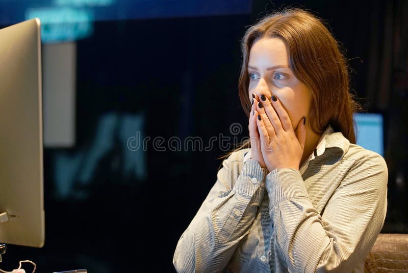 Donna nello sforzo davanti al computer fotografia stock libera da diritti Donna nello sforzo davanti al computer fotografia stock libera da diritti