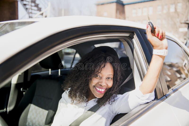 Donna nera di affari su un'automobile bianca fotografia stock