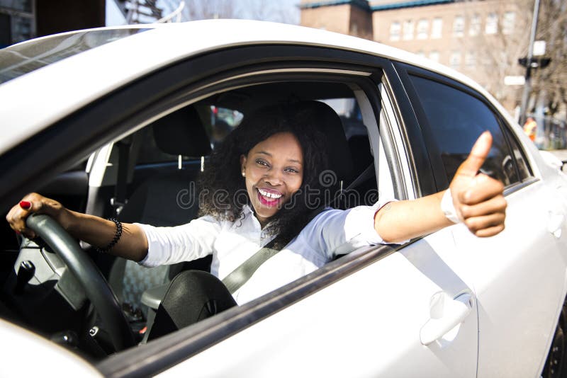 Donna nera di affari su un'automobile bianca immagine stock