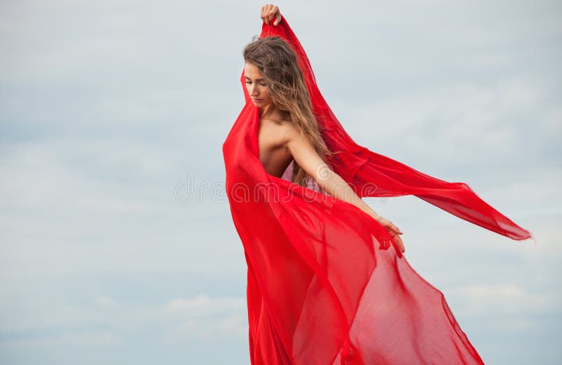 Donna nuda con tessuto rosso fotografie stock Donna nuda con tessuto rosso fotografie stock