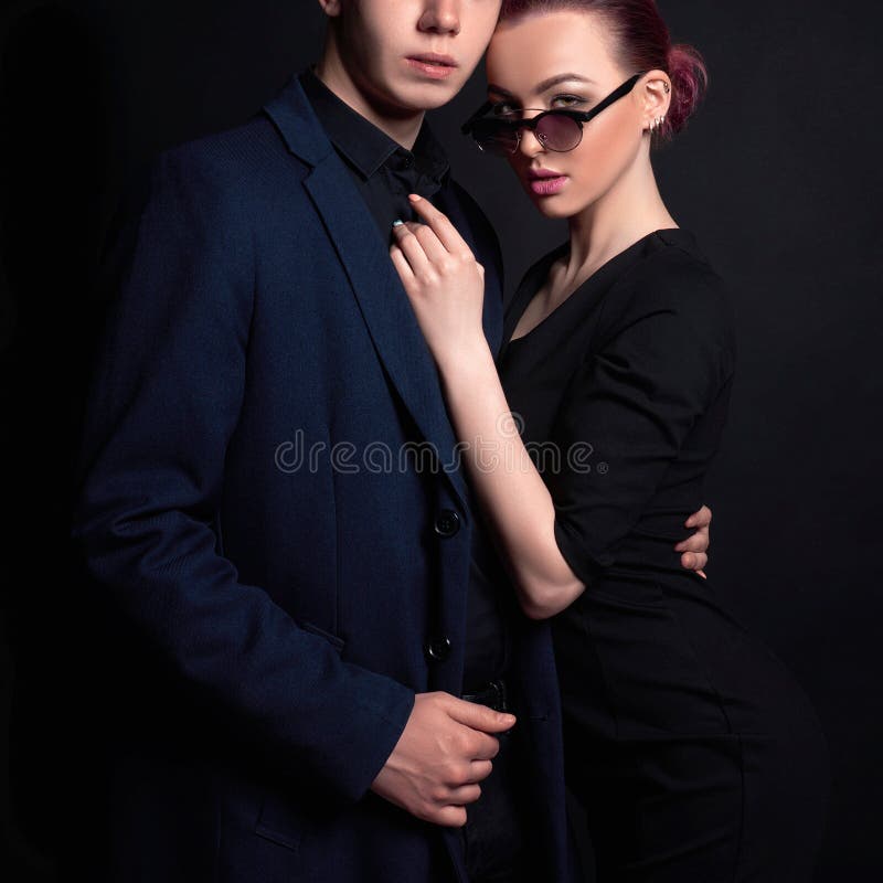 Donna in occhiali da sole ed in uomo in vestito fotografia stock Donna in occhiali da sole ed in uomo in vestito fotografia stock