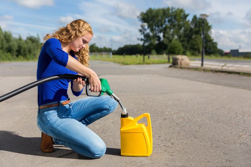 Donna olandese che rifornisce tanica di combustibile con il tubo flessibile della benzina immagine stock libera da diritti Donna olandese che rifornisce tanica di combustibile con il tubo flessibile della benzina immagine stock libera da diritti