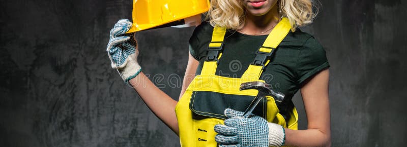 Donna orizzontale potata del costruttore di immagine con il casco protettivo immagini stock libere da diritti Donna orizzontale potata del costruttore di immagine con il casco protettivo immagini stock libere da diritti