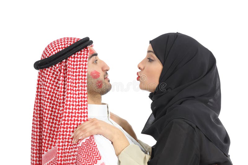 Donna ossessionata saudita araba che bacia un uomo fotografia stock Donna ossessionata saudita araba che bacia un uomo fotografia stock
