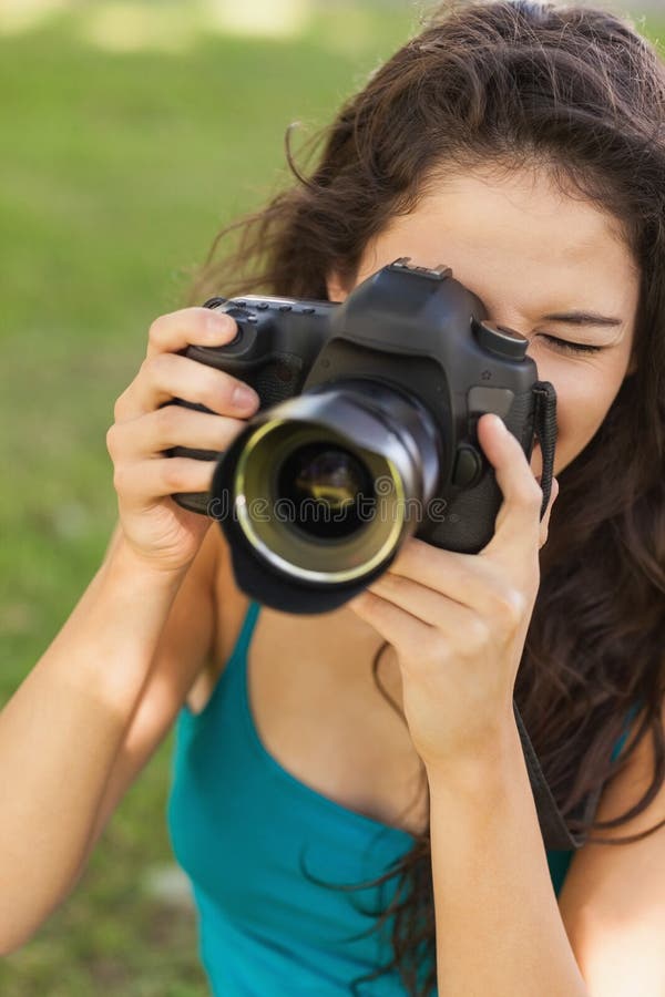 Donna pacifica splendida che usando la sua macchina fotografica fotografie stock libere da diritti Donna pacifica splendida che usando la sua macchina fotografica fotografie stock libere da diritti