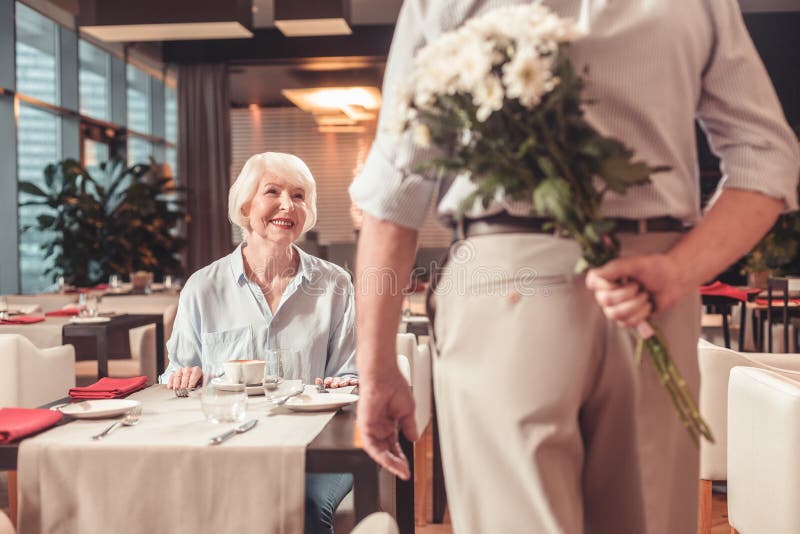 Donna pensionata felice che esamina l'uomo immagine stock Donna pensionata felice che esamina l'uomo immagine stock