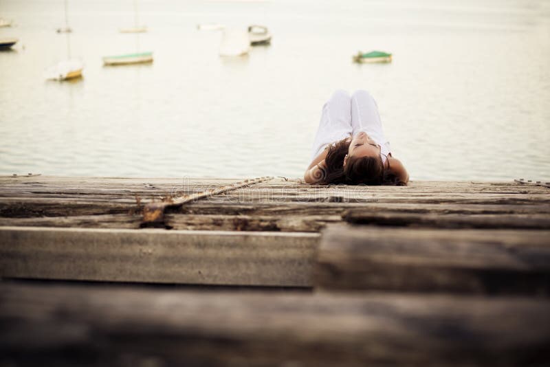 Donna Pensive. fotografie stock libere da diritti Donna Pensive. fotografie stock libere da diritti