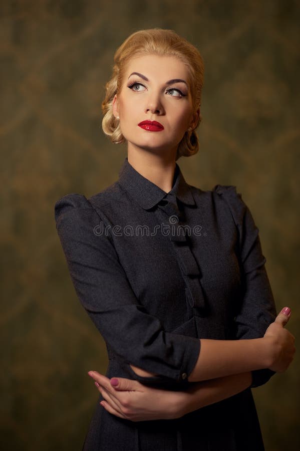 Donna Pensive in vestito grigio con un retro trucco fotografie stock libere da diritti Donna Pensive in vestito grigio con un retro trucco fotografie stock libere da diritti