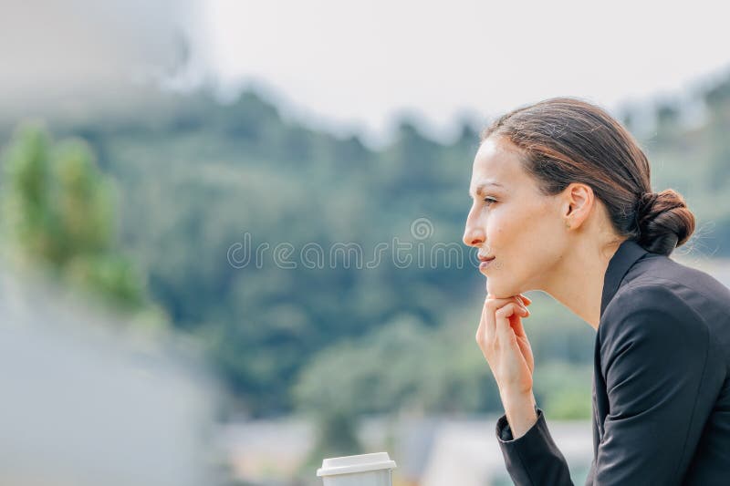 Donna per strada fotografia stock