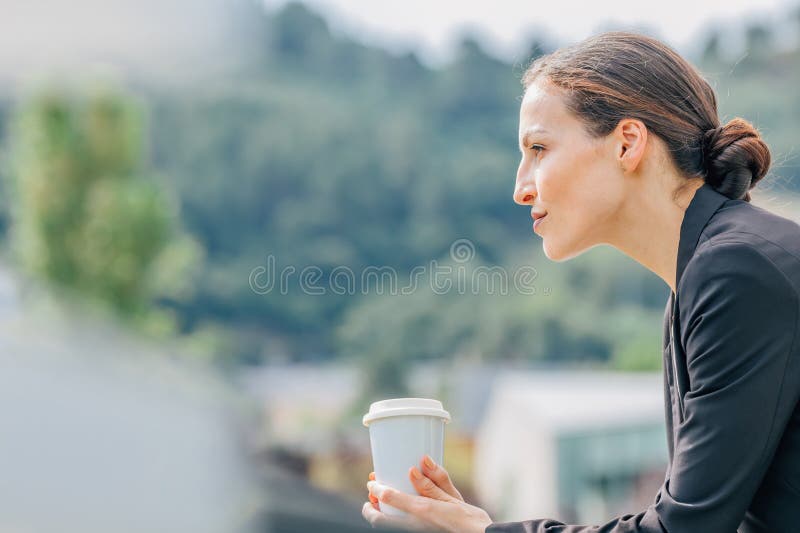 Donna per strada fotografie stock