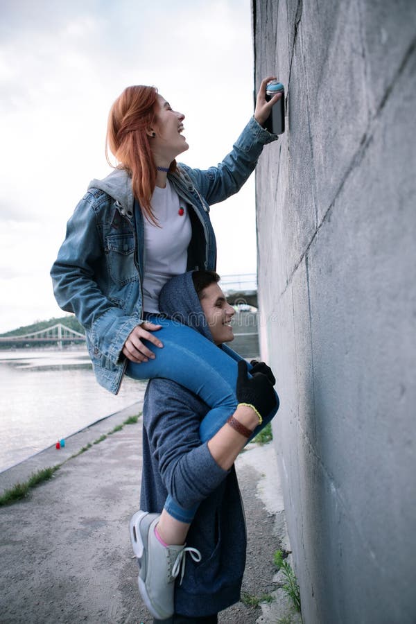 Donna piacevole allegra divertendosi data romantica fotografie stock Donna piacevole allegra divertendosi data romantica fotografie stock