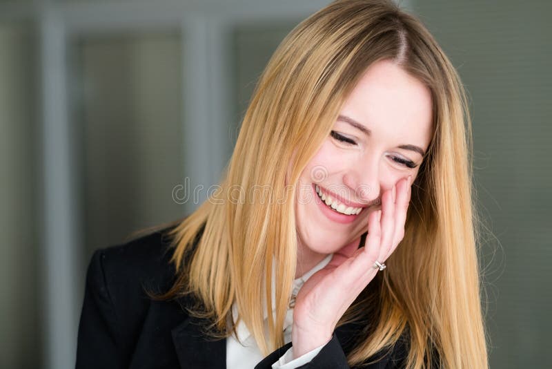 Donna piacevole allegra sorridente felice del fronte di emozione fotografia stock libera da diritti Donna piacevole allegra sorridente felice del fronte di emozione fotografia stock libera da diritti