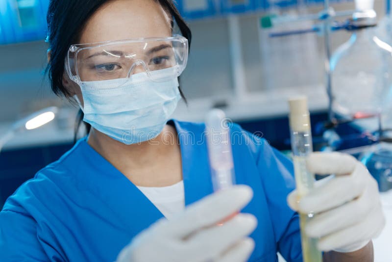 Donna piacevole astuta che lavora nel laboratorio medico immagine stock libera da diritti Donna piacevole astuta che lavora nel laboratorio medico immagine stock libera da diritti