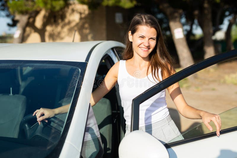 L'uomo raschia il gelo con un raschietto di plastica dal finestrino  laterale di un'automobile