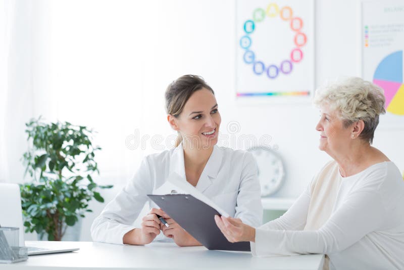 Donna più anziana durante la consultazione del dietista fotografia stock Donna più anziana durante la consultazione del dietista fotografia stock