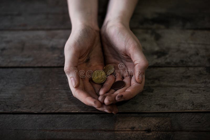 Donna povera con le monete immagine stock libera da diritti Donna povera con le monete immagine stock libera da diritti