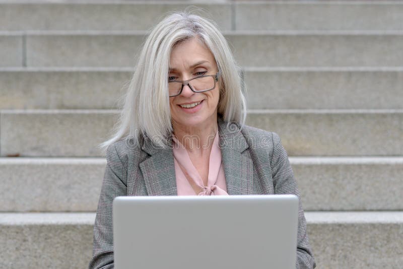 Donna professionale attraente facendo uso di un computer portatile fotografie stock Donna professionale attraente facendo uso di un computer portatile fotografie stock