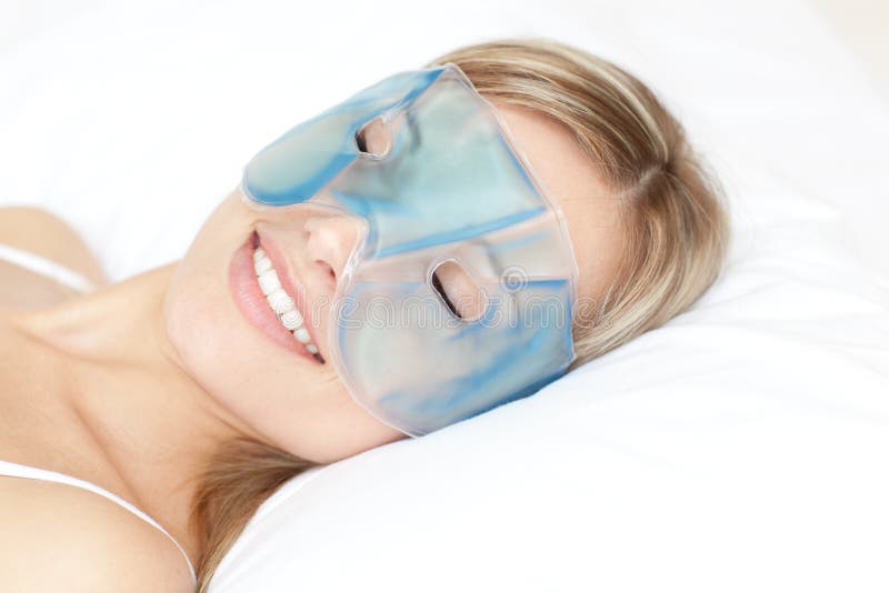 Donna Relaxed con una mascherina del gel dell'occhio fotografia stock libera da diritti Donna Relaxed con una mascherina del gel dell'occhio fotografia stock libera da diritti