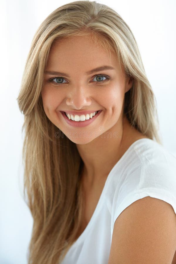 Donna retrospettiva di rassegna s del ritratto di secolo di 20 bellezze xx Ragazza con bello sorridere del fronte immagini stock