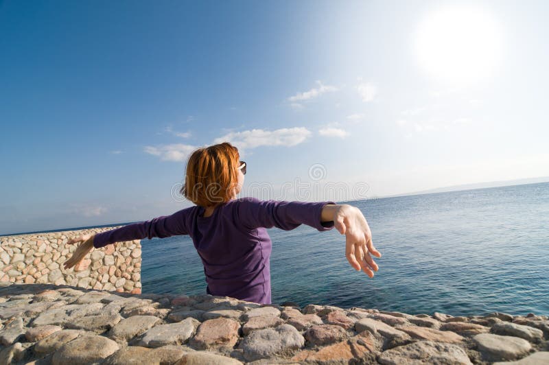 Donna rossa che gode del sole fotografia stock libera da diritti Donna rossa che gode del sole fotografia stock libera da diritti