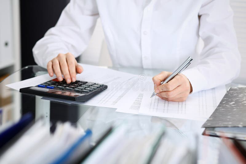 Donna sconosciuta del contabile o ispettore finanziario che stendere rapporto, calcolatore o controllante equilibrio, primo piano immagini stock Donna sconosciuta del contabile o ispettore finanziario che stendere rapporto, calcolatore o controllante equilibrio, primo piano immagini stock