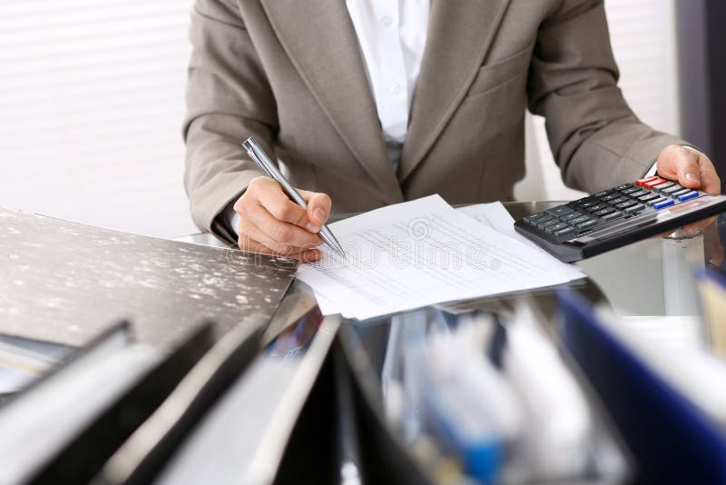 Donna sconosciuta del contabile o ispettore finanziario che stendere rapporto, calcolatore o controllante equilibrio, primo piano immagini stock libere da diritti Donna sconosciuta del contabile o ispettore finanziario che stendere rapporto, calcolatore o controllante equilibrio, primo piano immagini stock libere da diritti