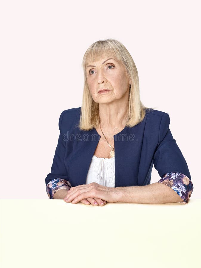 Donna senior che pensa alla sua vita triste fotografie stock libere da diritti Donna senior che pensa alla sua vita triste fotografie stock libere da diritti