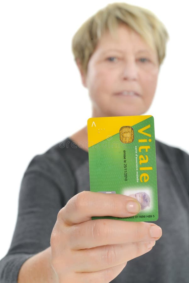 Donna senior che tiene libretto sanitario nazionale fotografia stock libera da diritti Donna senior che tiene libretto sanitario nazionale fotografia stock libera da diritti