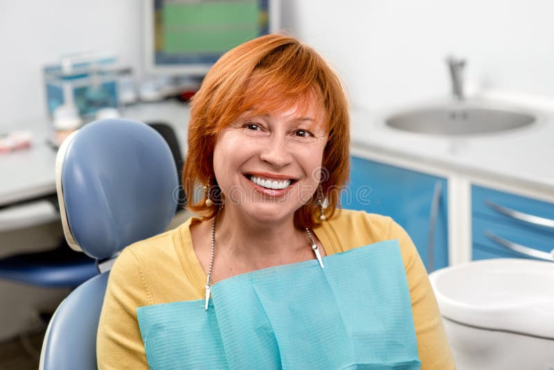 Donna senior nell'ufficio dentario immagini stock libere da diritti Donna senior nell'ufficio dentario immagini stock libere da diritti