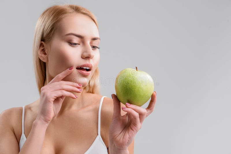 Donna sensuale che mangia alimento sano immagine stock Donna sensuale che mangia alimento sano immagine stock