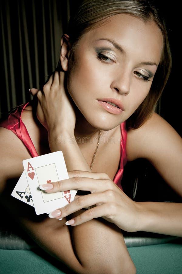 Donna sexy che gioca mazza in casinò fotografie stock libere da diritti Donna sexy che gioca mazza in casinò fotografie stock libere da diritti