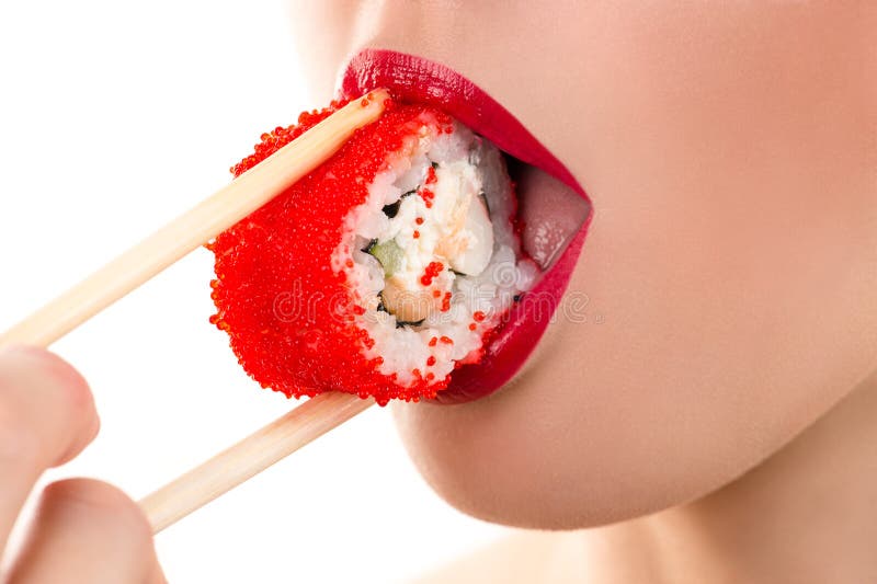 Donna sexy che mangia il rotolo di sushi, labbra rosse sensuali fotografie stock Donna sexy che mangia il rotolo di sushi, labbra rosse sensuali fotografie stock
