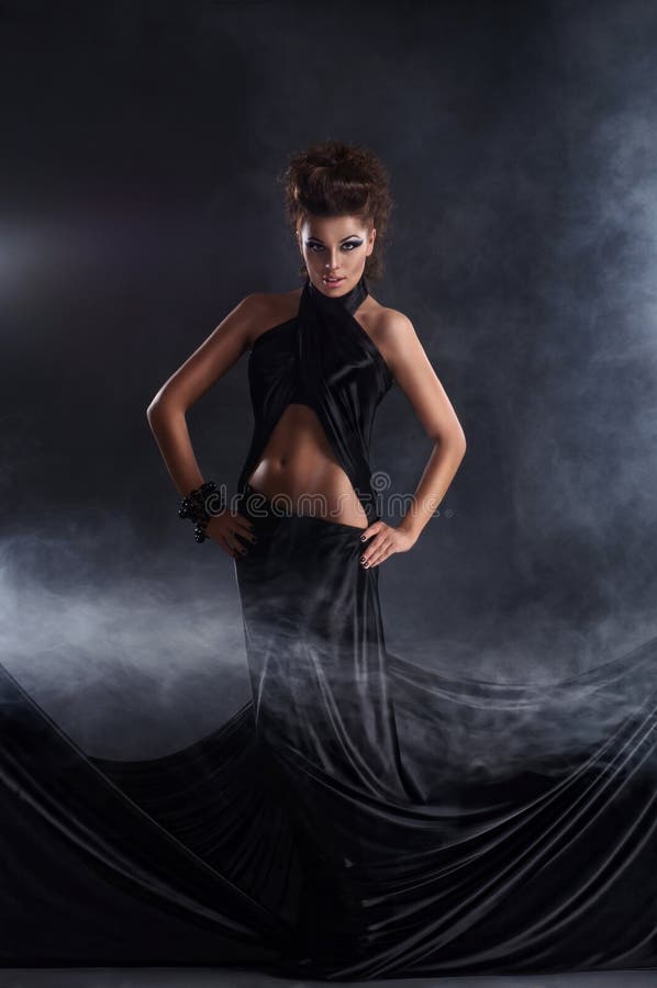 Donna sexy che propone in un vestito nero fotografia stock libera da diritti Donna sexy che propone in un vestito nero fotografia stock libera da diritti